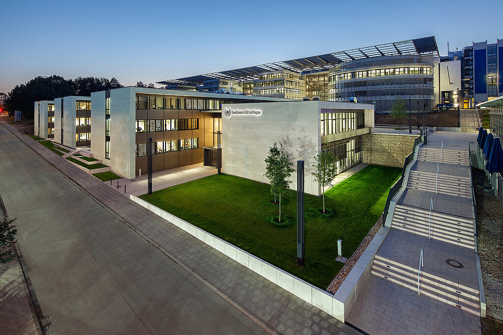 Campus der FernUniversität in Hagen bei Nacht, beleuchtet