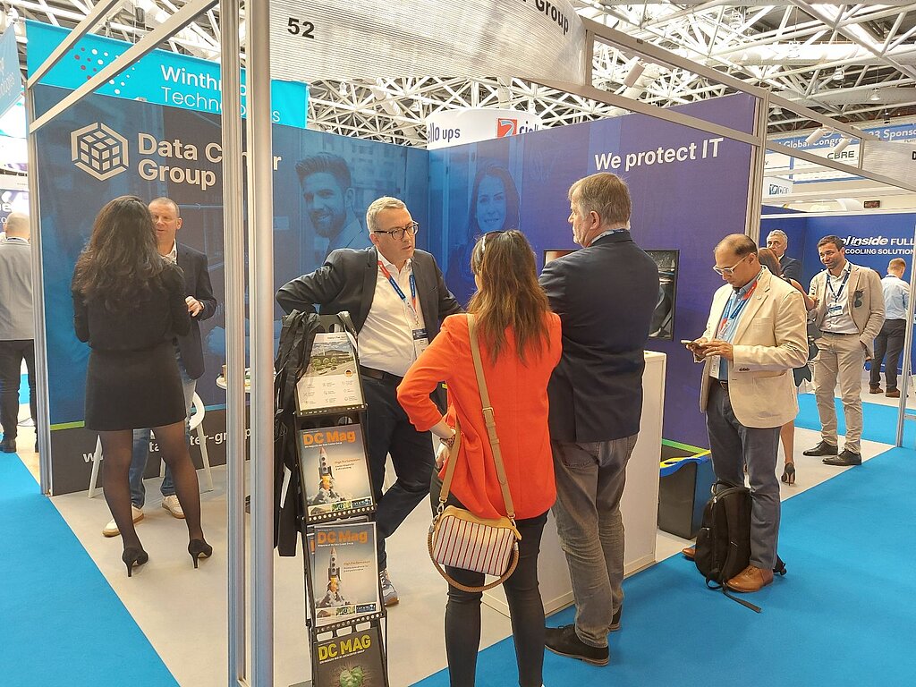 Ralf Siefen and Jörgen Venot talking to people at the Datacloud Congress Monaco