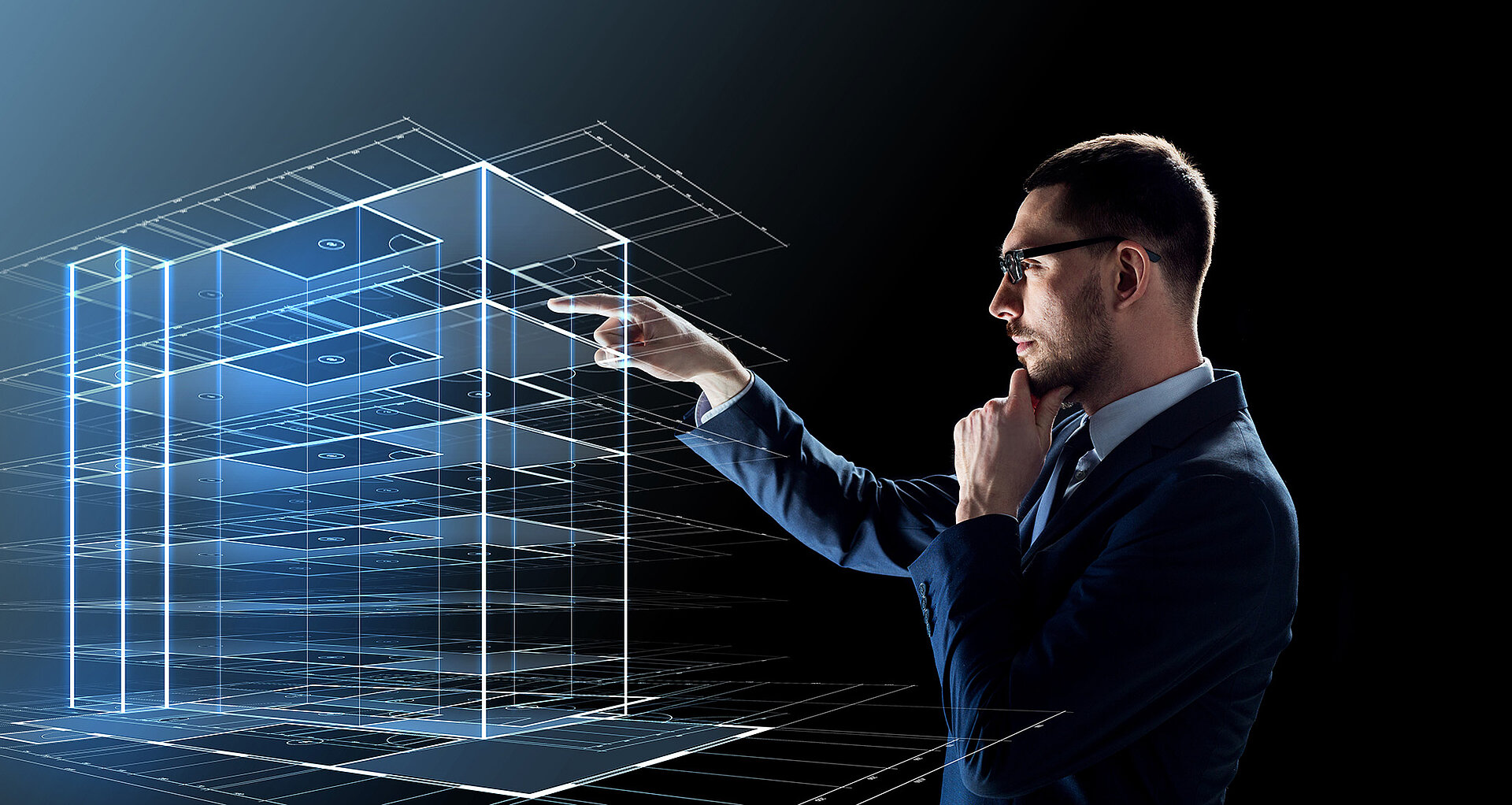 Ein Mann steht vor einer visuellen Bauanimation und denkt nach