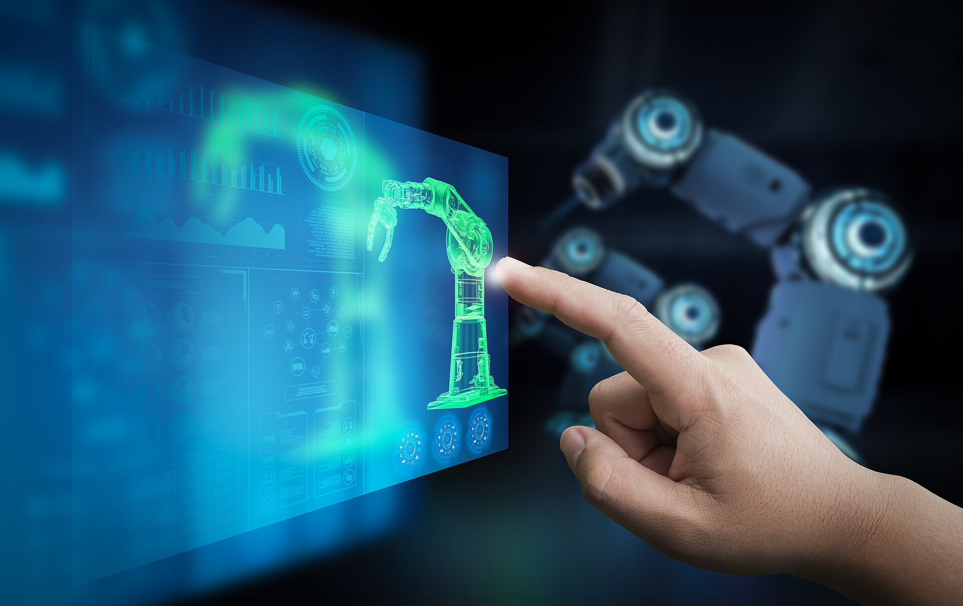 Hand bedient eine digitale Anwendung zur Produktionssteuerung