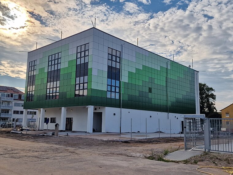 Rechenzentrum in Heidelberg mit grüner Fassade