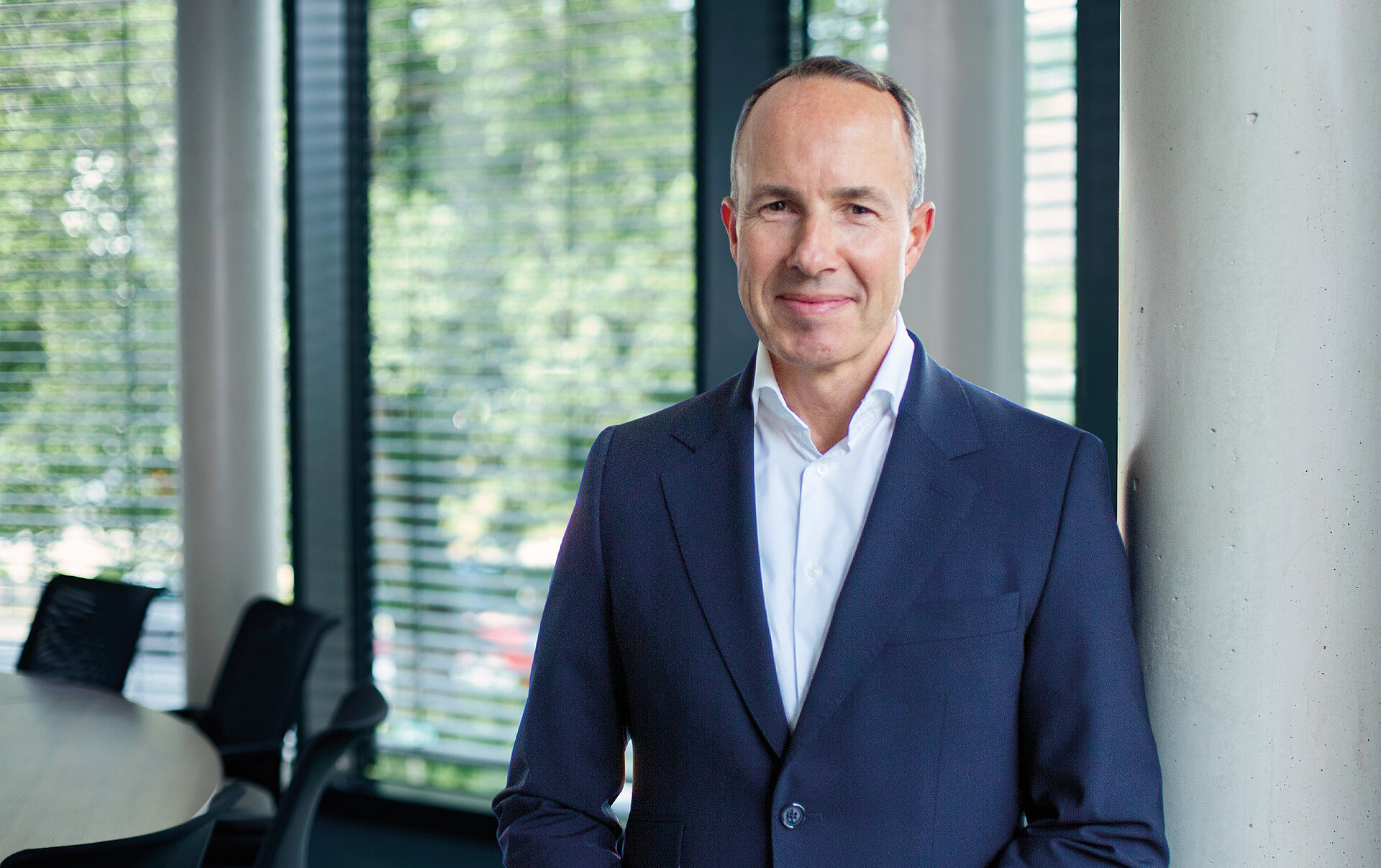 Bild Philipp Riemen, kaufmännischer GF DCG, stehend. lächelnd