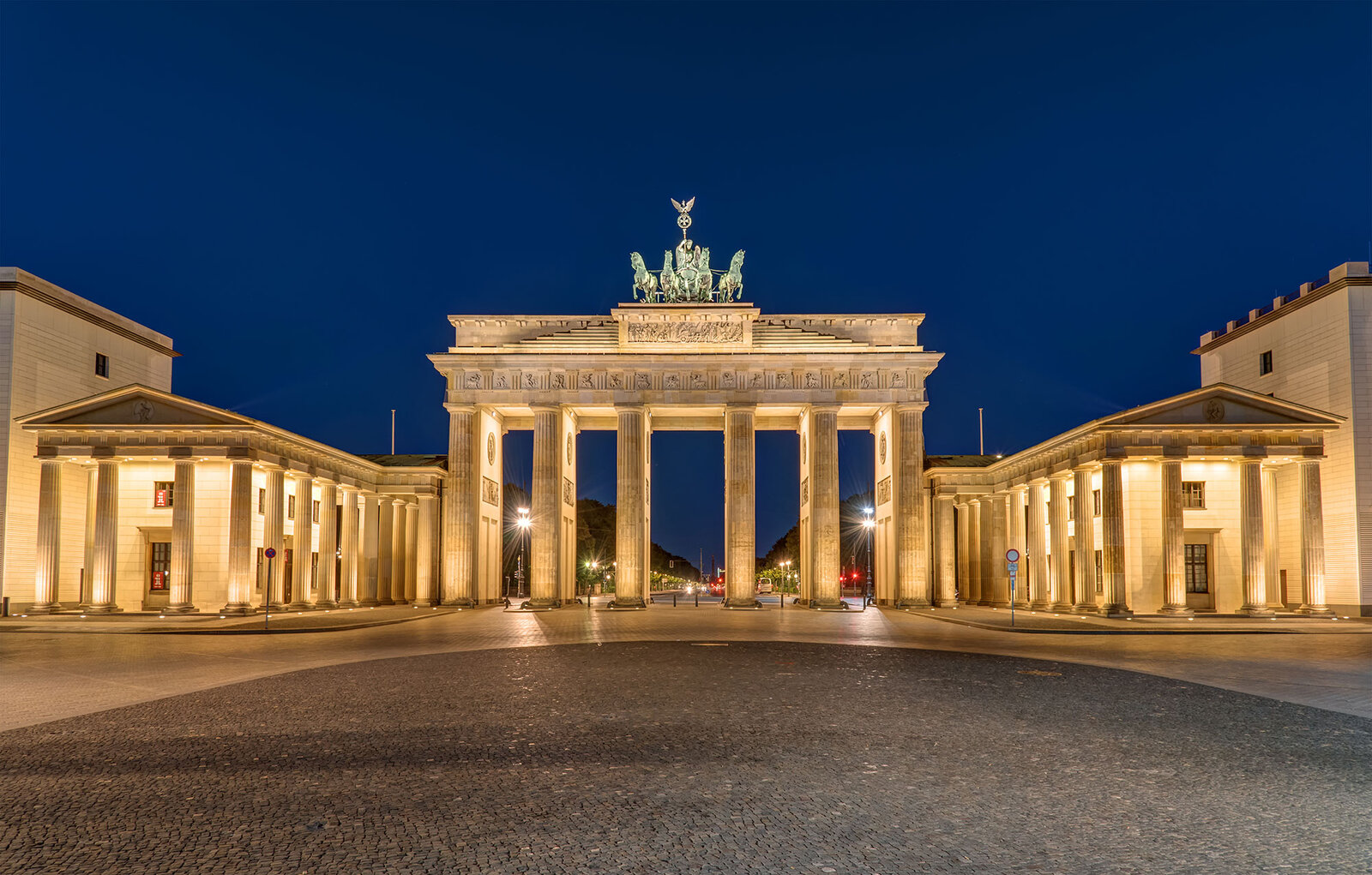 Das Brandenburger Tor bei Nacht beleuchtet