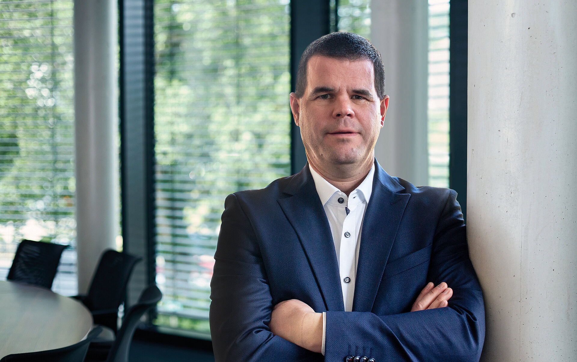 Markus Böhmer, CTO Data Center Group, mit verschränkten Armen