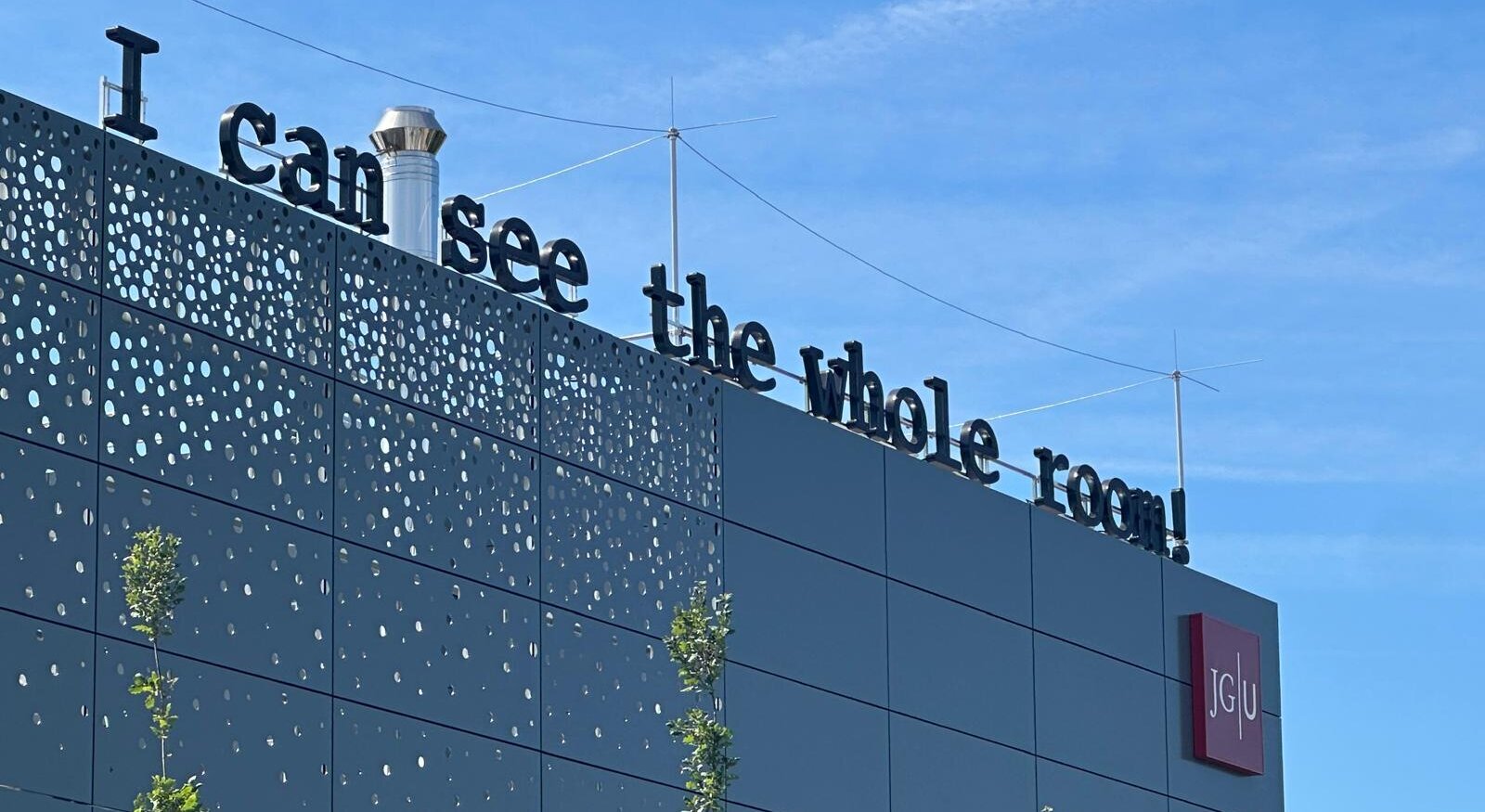 Rechenzentrum der JGU Mainz mit Schriftzug auf dem Dach