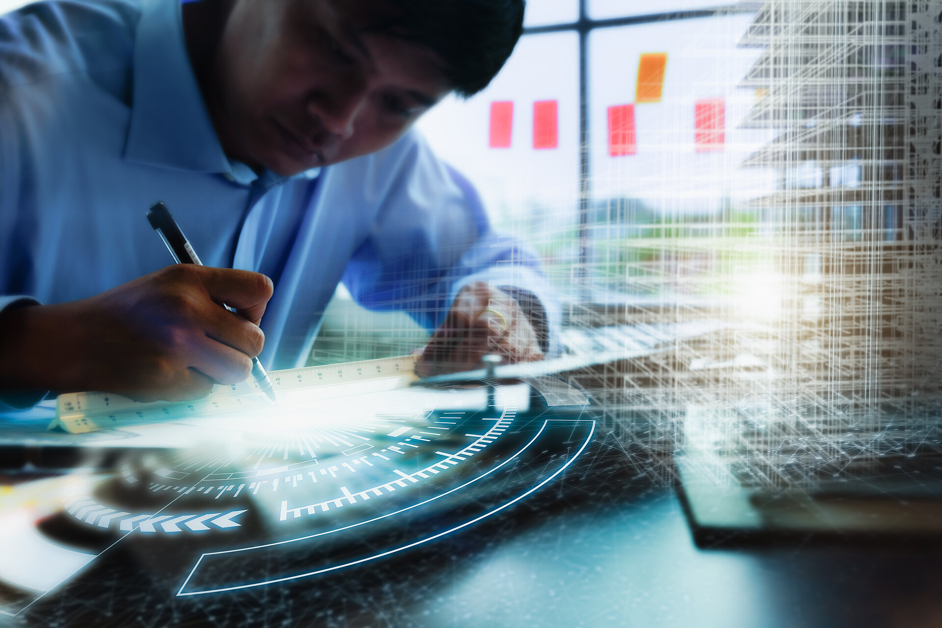 Hand eines Architekten, der Entwurfsdetails eines Gebäudes skizziert – ergänzt durch digitale Linien, Punkte und Kreise als Darstellung von Building Information Modeling (BIM).