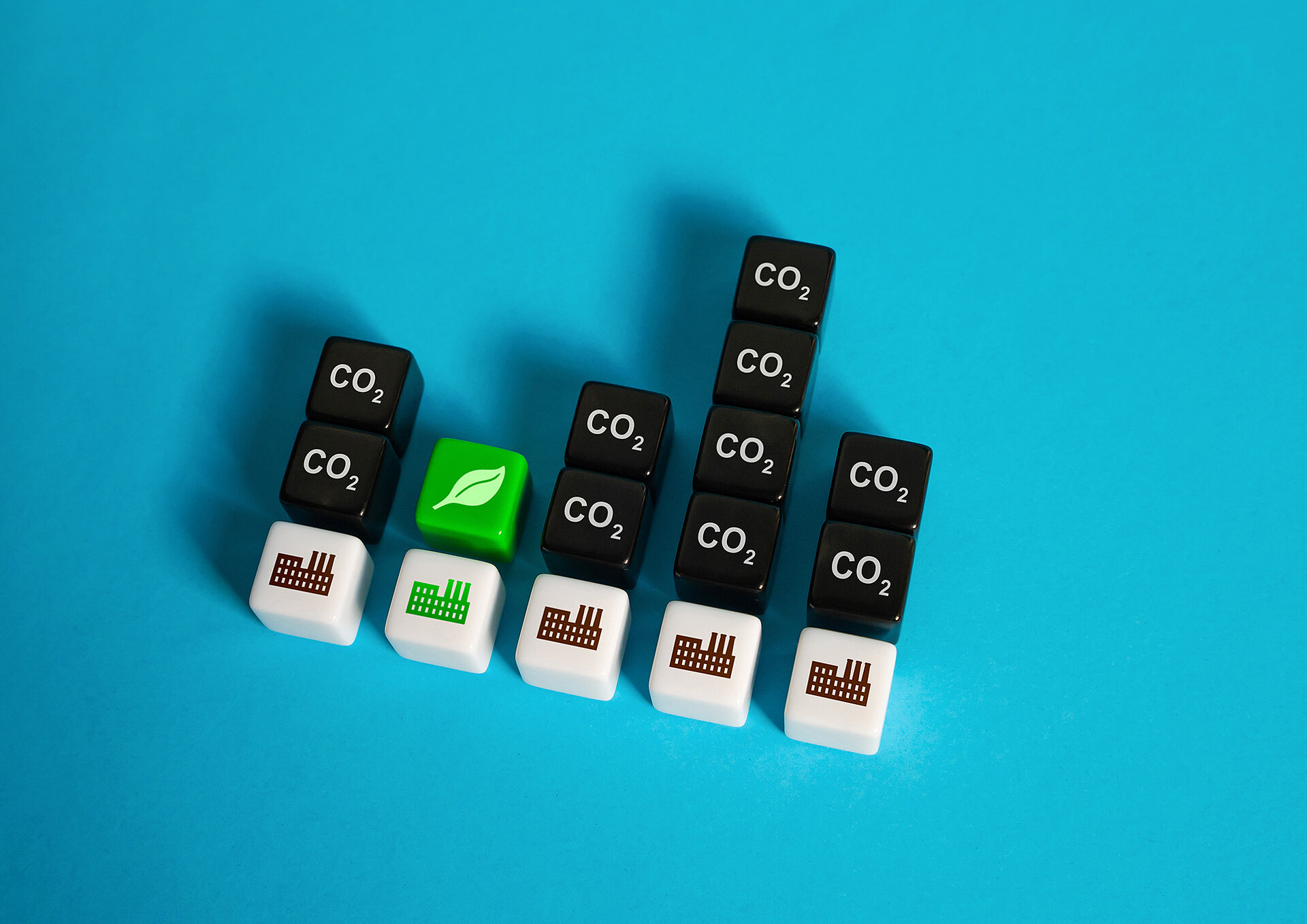 Kleine Steinchen, auf denen CO2 und Zeichen zu sehen sind