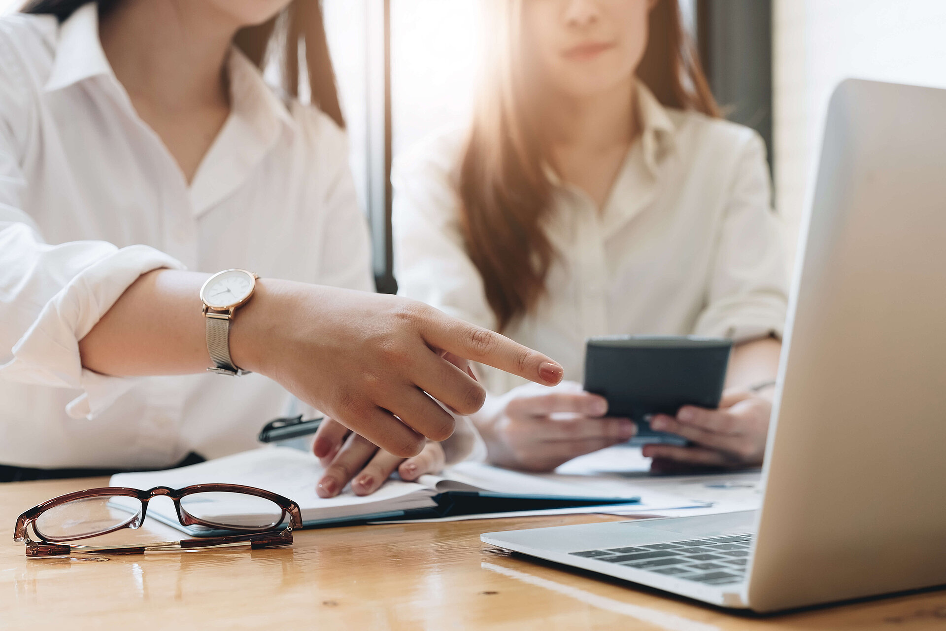 Zwei Menschen besprechen sich gemeinsam an einem Laptop