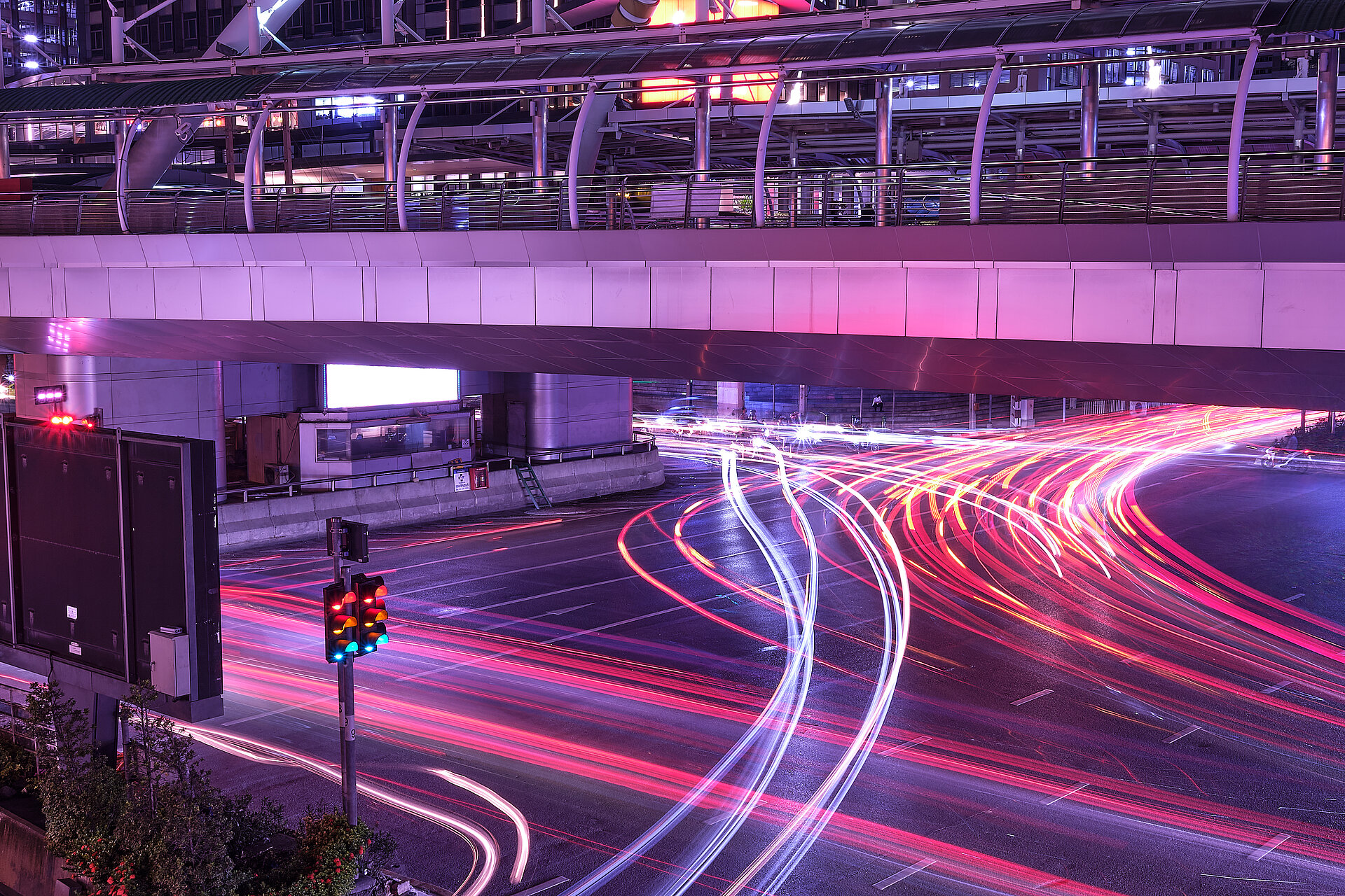 Bunte schnelle Linien, die Bewegung ausdrücken in einer Stadt