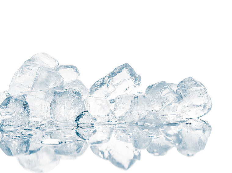Eiswürfel vor einem weißen Hintergrund