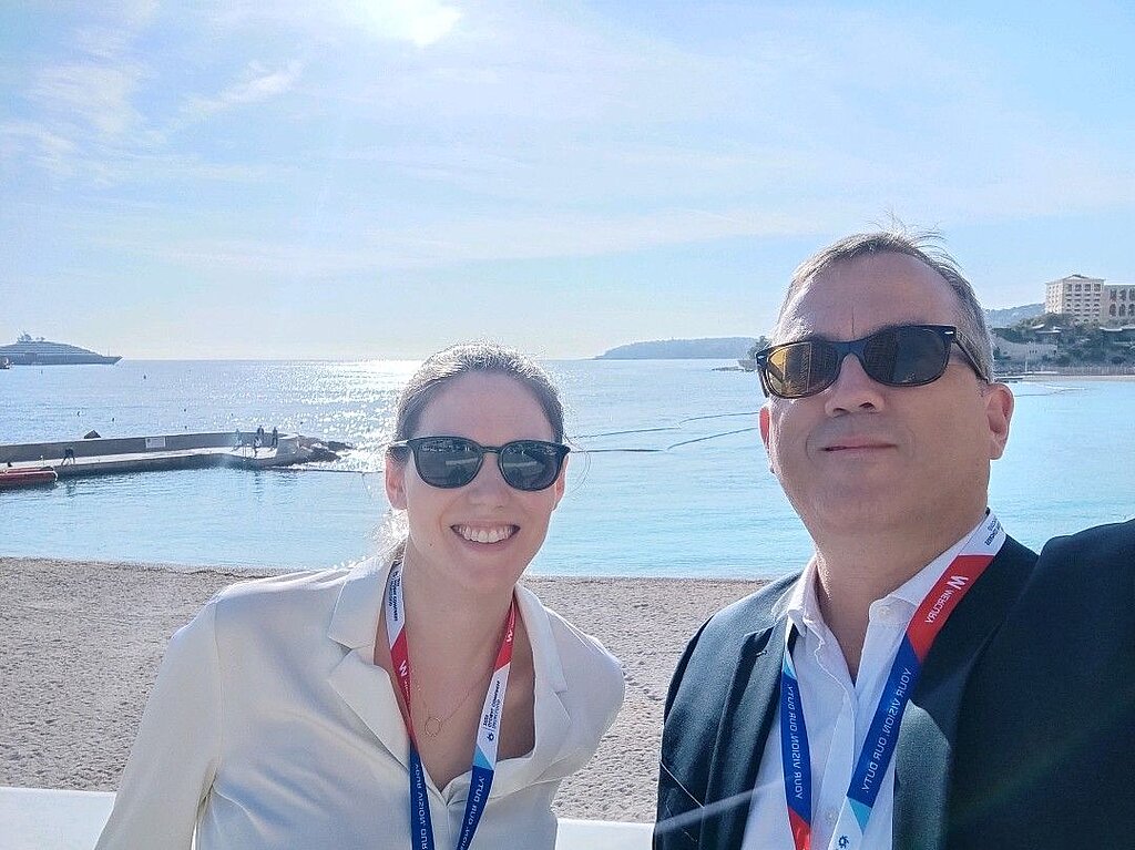 Sonja Philipp and Jörgen Venot in Monaco in front of a beach