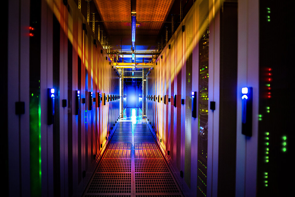 Servergang, in verschiedenen Farben angestrahlt