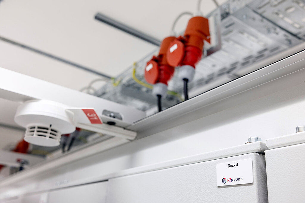 Nahaufnahme eines Racks mit Kabeln und Anschlüssen