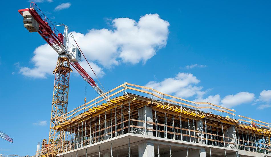 Rohbau mit Gerüsten und Kran