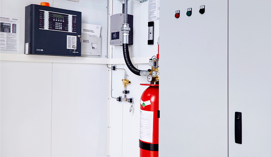 Stromkasten, daneben ein Feuerlöscher