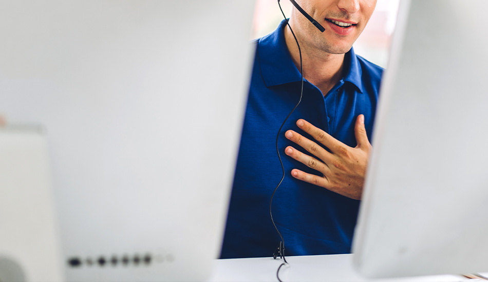 Mann mit Headset redend zwischen 2 weißen Bildschirmen