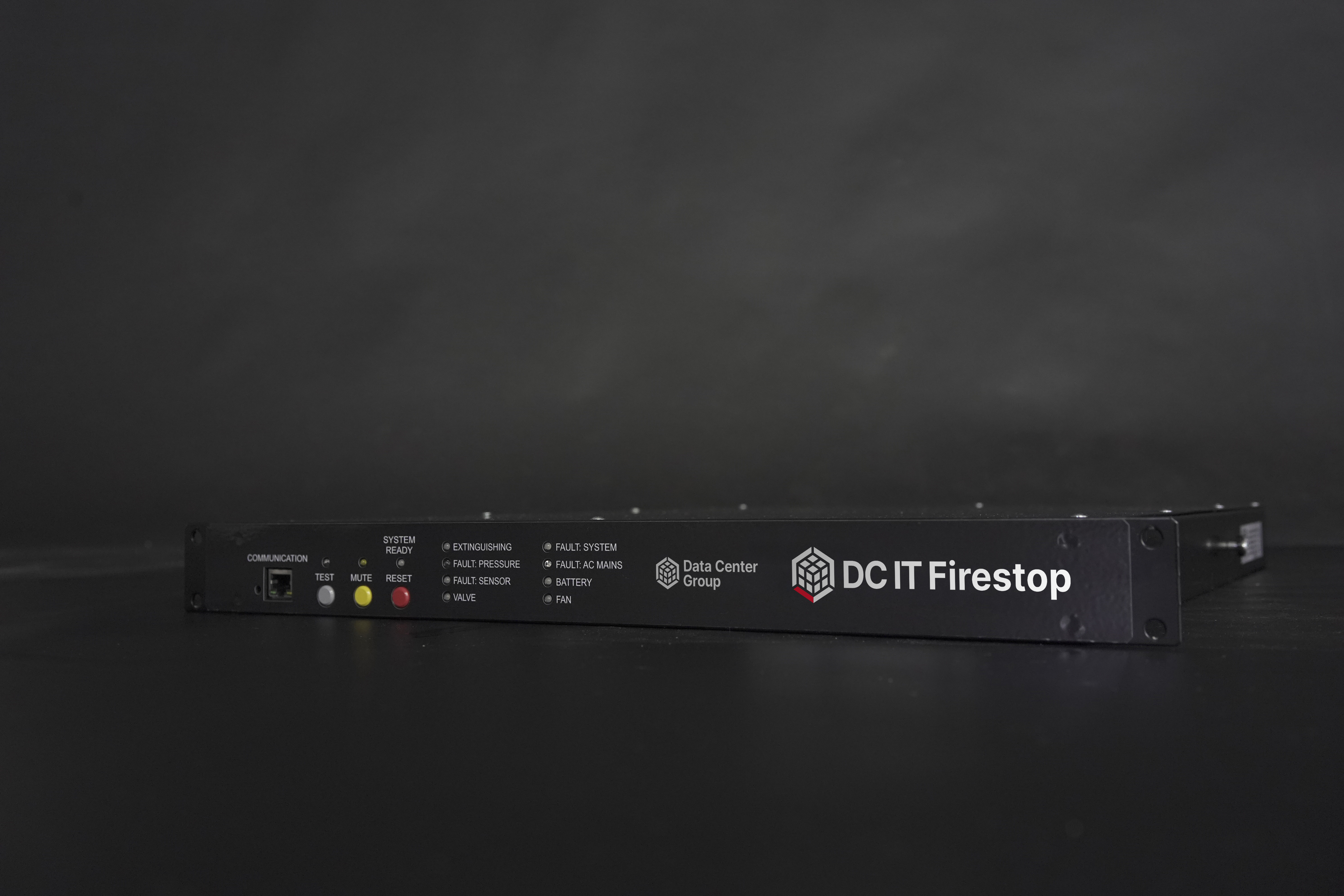 Rackgerät, Beschriftet mit Data Center Group / DC IT Firestop