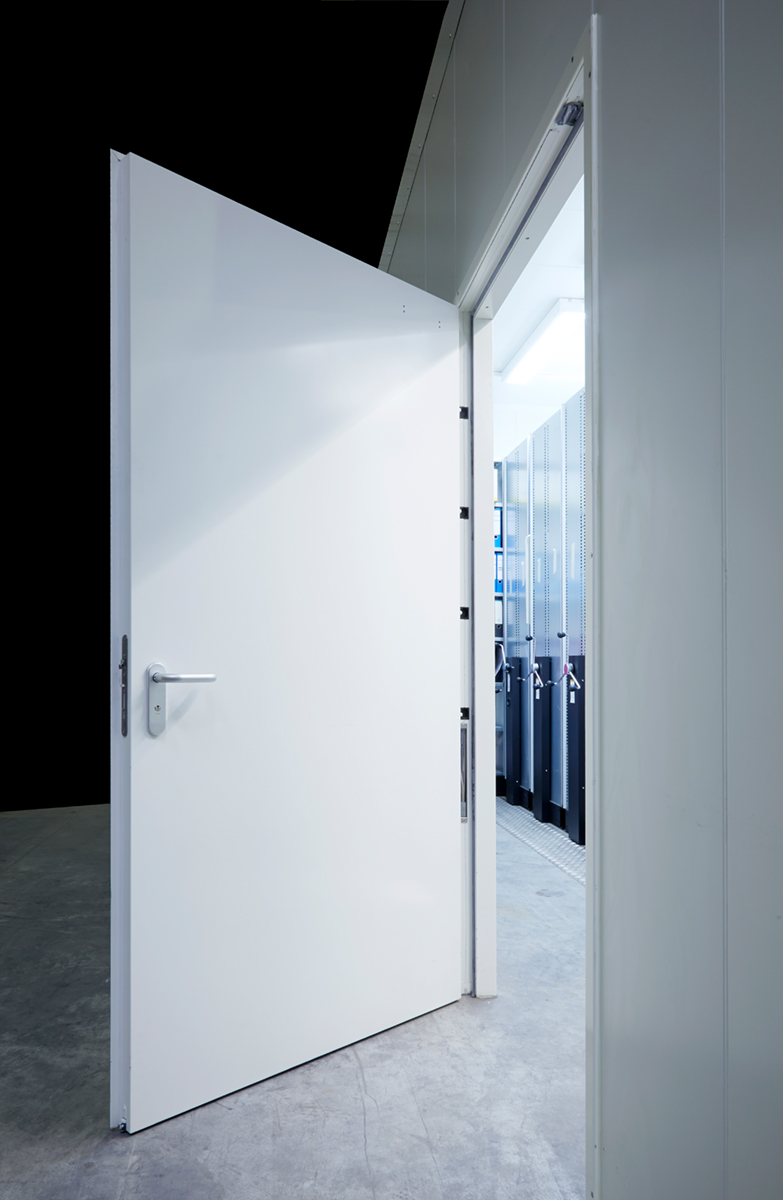 Tür zum DC IT Room, geöffnet. Dahinter Serverschränke