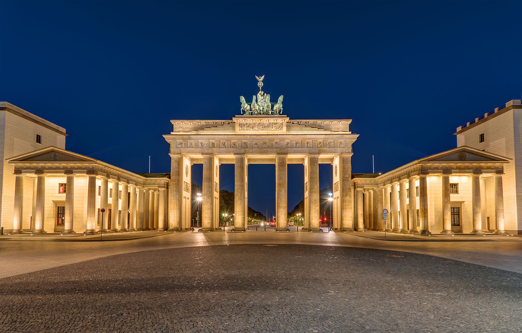 Das Brandenburger Tor bei Nacht beleuchtet