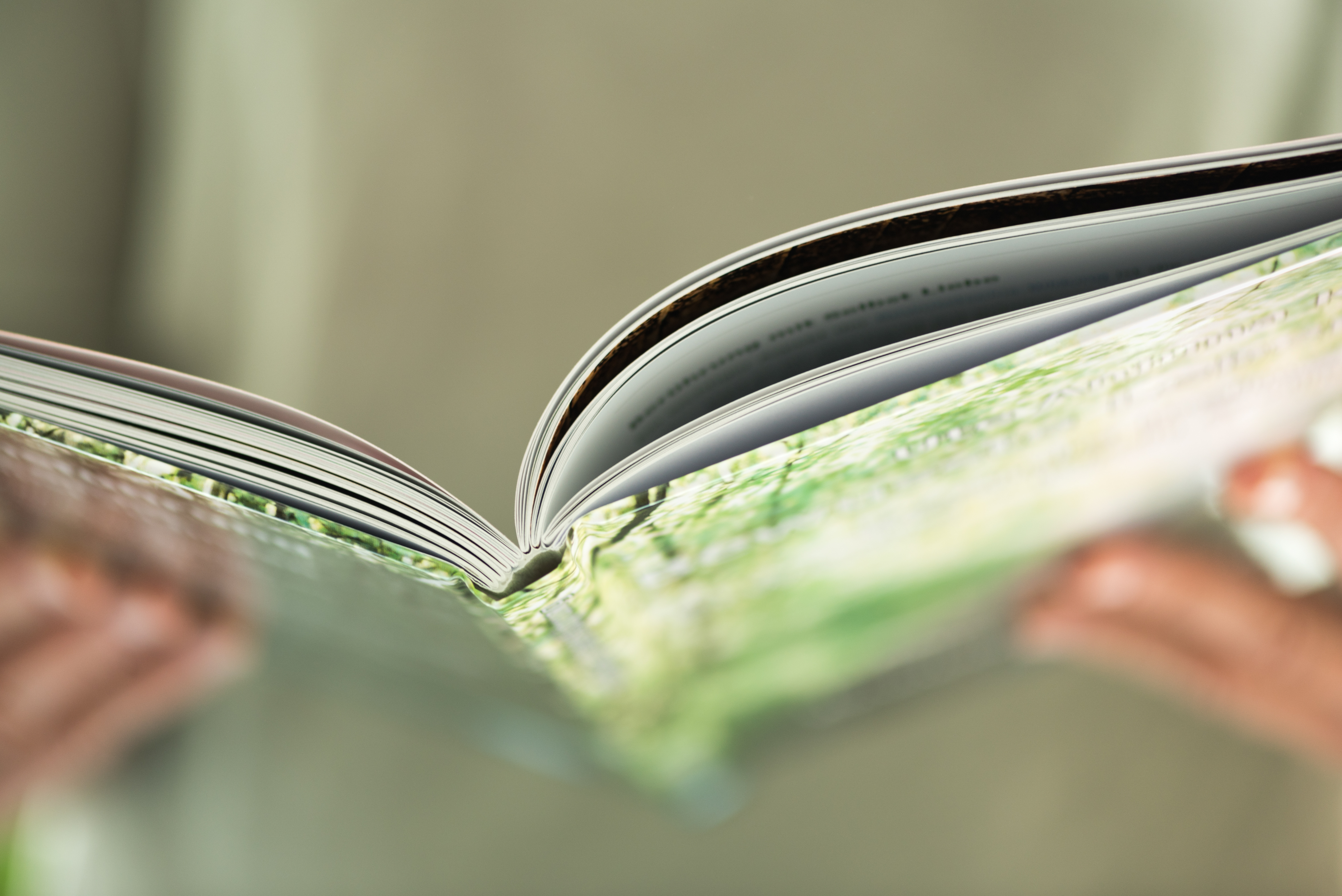 eine Person die ein Buch öffnet