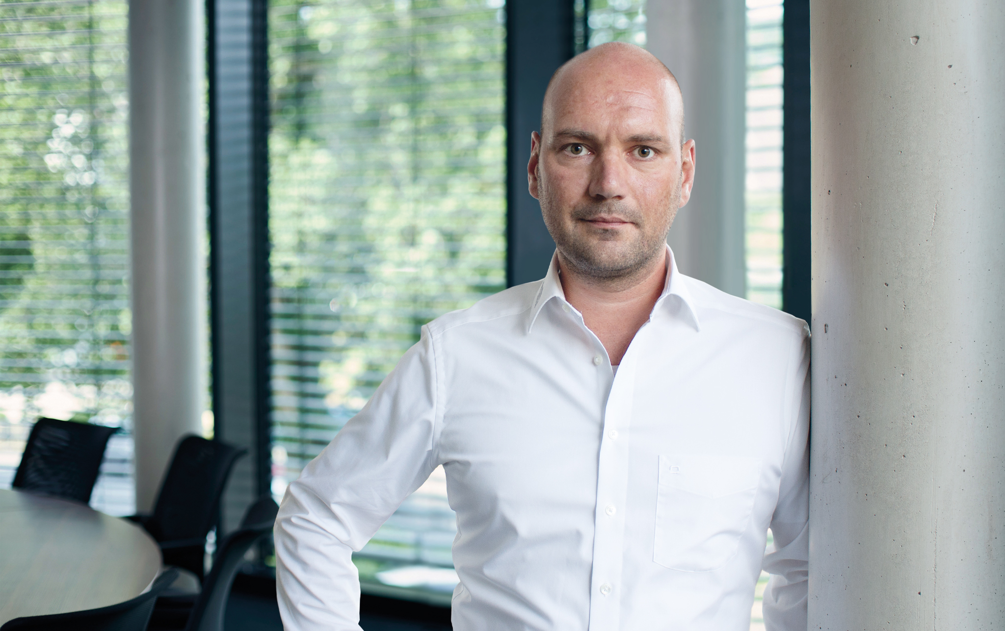 Martin Hüsch stehend mit weißem Hemd