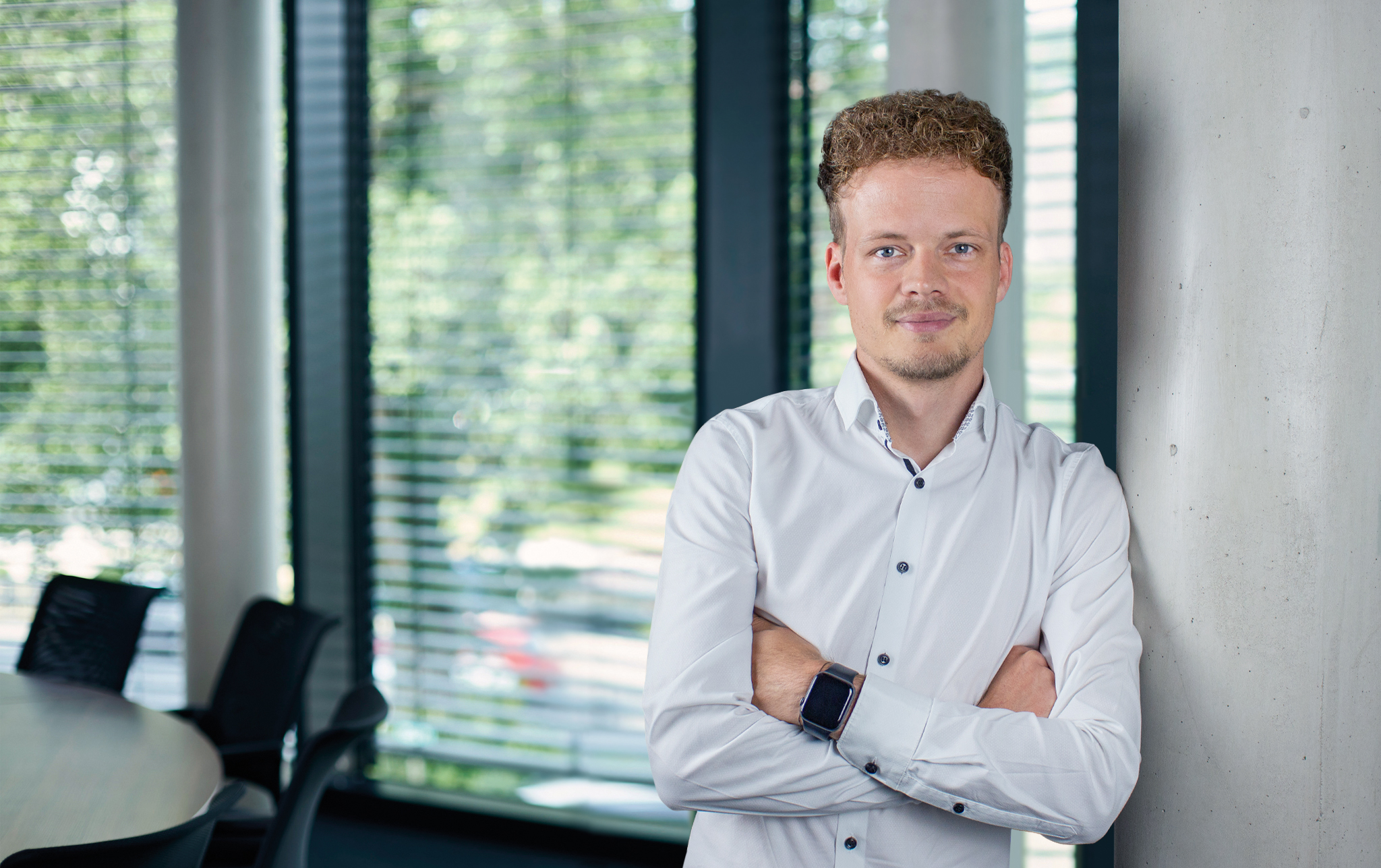 Portrait Max Ramb mit weißem Hemd, die Arme verschränkt